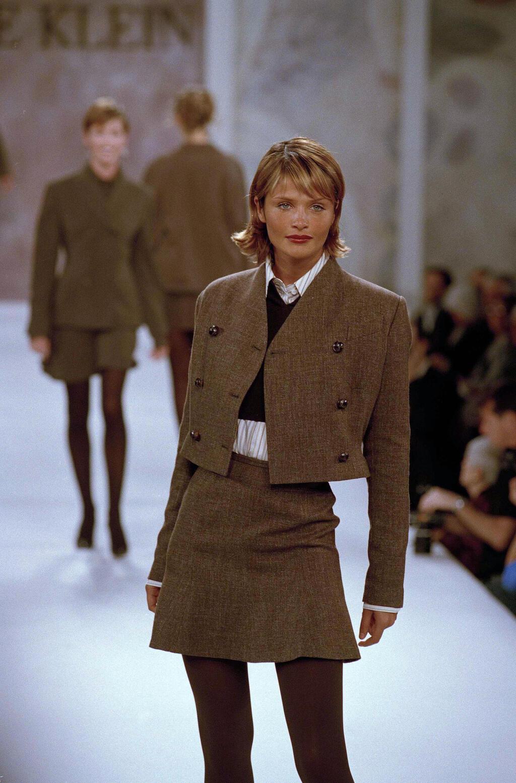 הלנה כריסטנסן מדגמנת בתצוגת אופנה של אן קליין, 1994