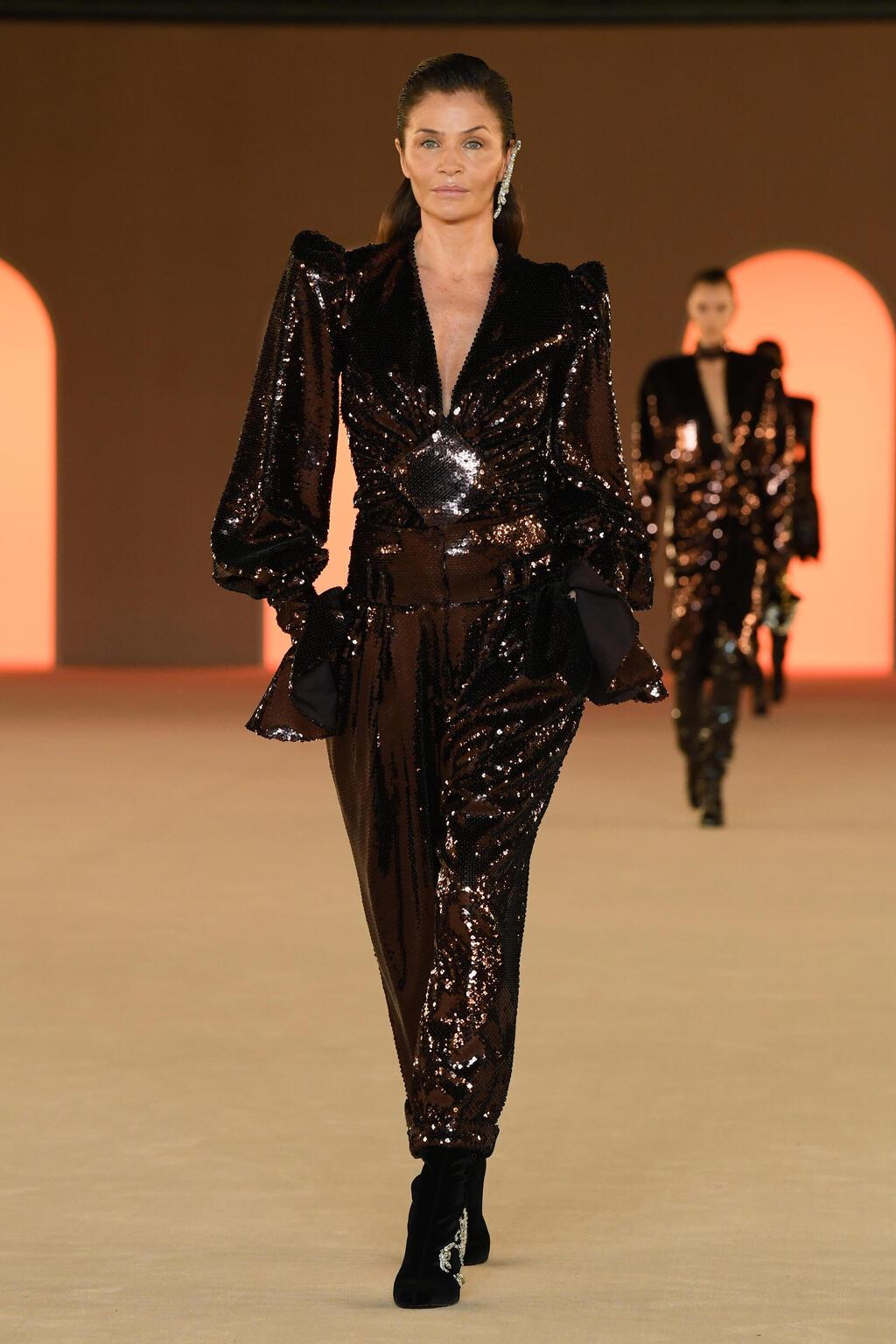 הלנה כריסטנסן מדגמנת בתצוגת אופנה של בלמן, 2020