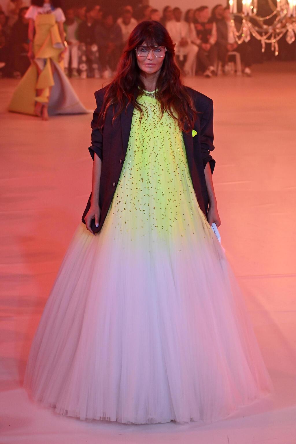 הלנה כריסטנסן מדגמנת בתצוגת אופנה של אוף ווייט, 2022
