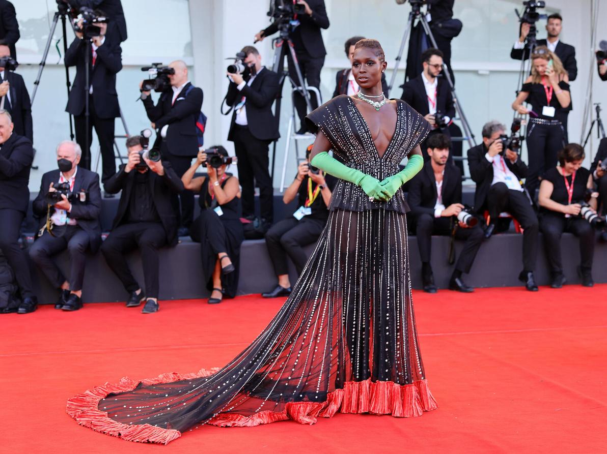 ג'ודי טרנר סמית' על השטיח האדום בפסטיבל ונציה, 2022