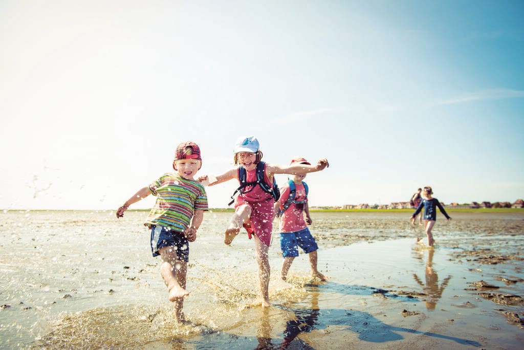 ילדים מטיילים ומשחקים במים