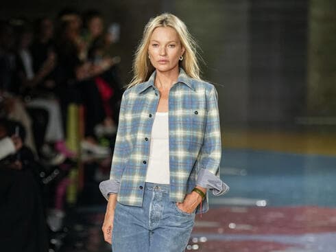 קייט מוס מדגמנת בתצוגת אביב-קיץ 2023 של בוטגה ונטה קייט מוס מדגמנת בתצוגת אביב-קיץ 2023 של בוטגה ונטה