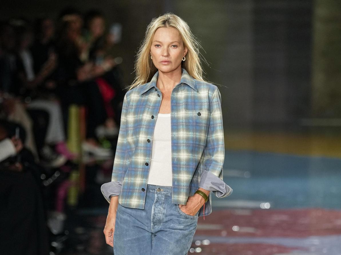 קייט מוס מדגמנת בתצוגת אביב-קיץ 2023 של בוטגה ונטה (צילום: AP) קייט מוס בתצוגת אביב-קיץ 2023 של בוטגה ונטה