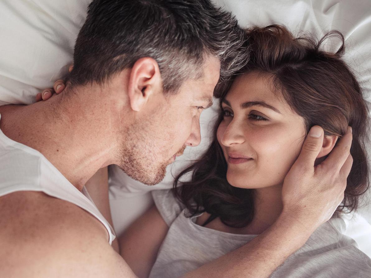 זוג גבר אישה במיטה מסתכל בעיניים