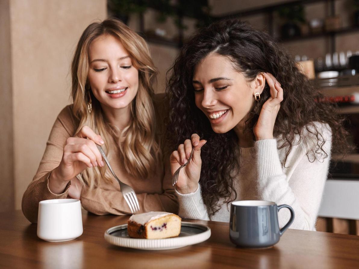 נשים מחייכות שמחות קפה עוגה