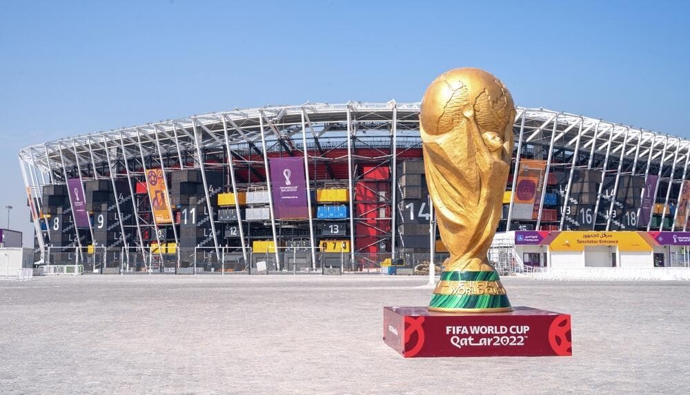 פסל גביע העולם מול אצטדיון 974 
