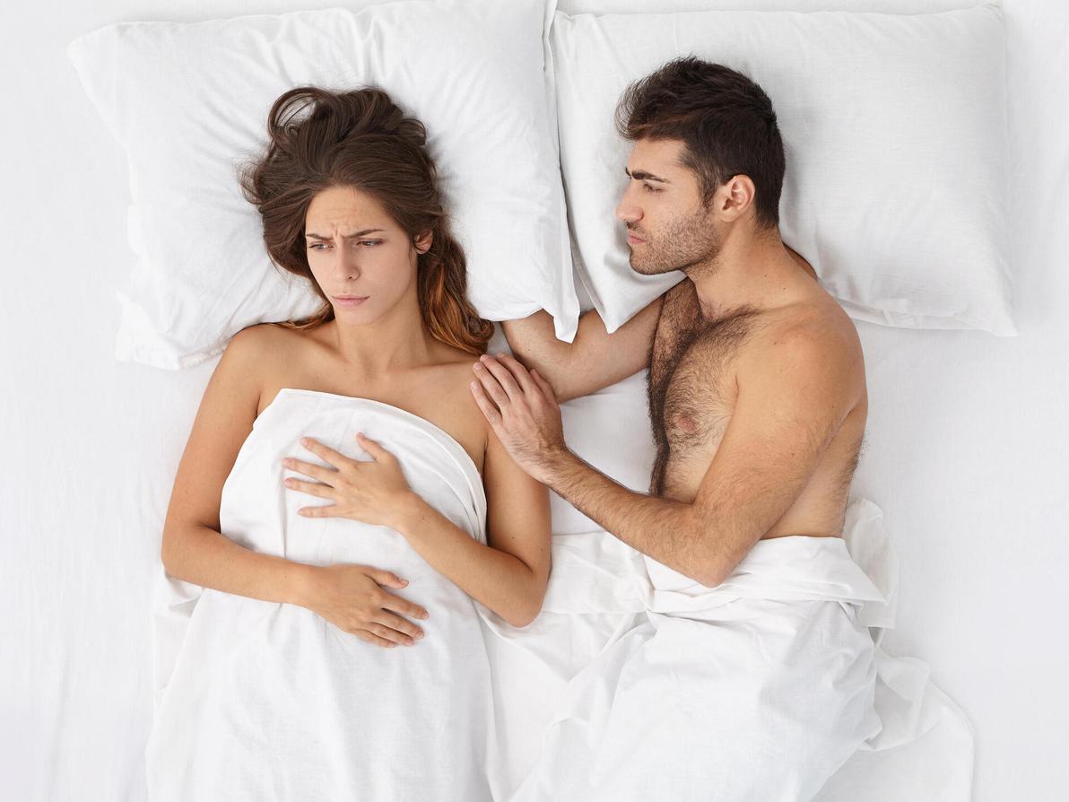 גבר ואישה במיטה 