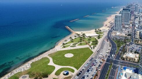 מבט עילי אל חוף הדולפינריום. המתחם החדש כמעט מסווה בנוף