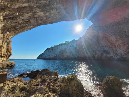 הפתעה בדרך החוף. מערת הנטיפים Grotta Zinzulusa