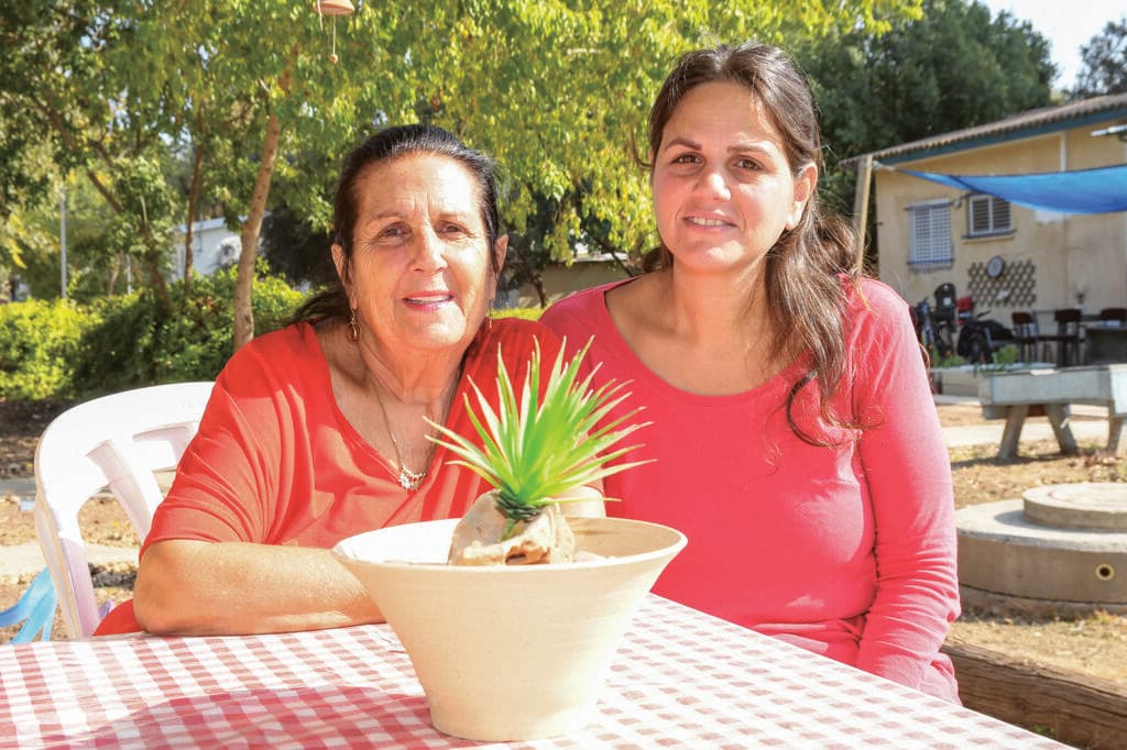 דקלה אזרן ואמה נורית בר-לוי
