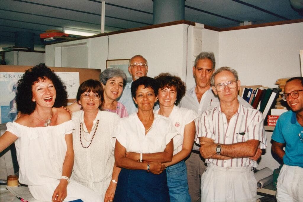 ארנונה (שנייה משמאל) וחבריה לעבודה במחלקה לתכנון של התנועה הקיבוצית בשנות ה-80