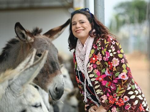 זהבית כרמל בעמותת "להתחיל מחדש", מקלט שיקומי לבעלי חיים. חמורים הם אהבת חייה