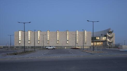 מבט אל מרכז המבקרים של נאות חובב