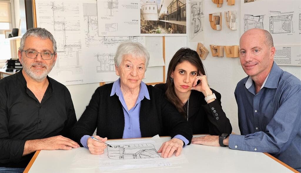 מימין: אדריכל שותף אורי לניר, שותפה מיטל יפה, אדריכלית עדה כרמי-מלמד, אדריכל שותף עופר ארוסי 
