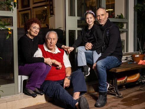  זיו קורן עם בתו אור והוריו דני ומיקי. "אנחנו משפחה מלוכדת וחמה"