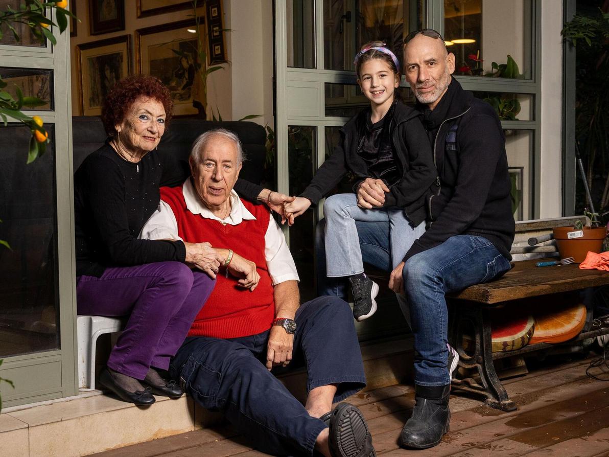 הצלם זיו קורן עם בתו אור והוריו דני ומיקי