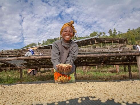 כל קנייה הופכת לתרומה עבור הנשים שעובדות בענף הקפה בעולם