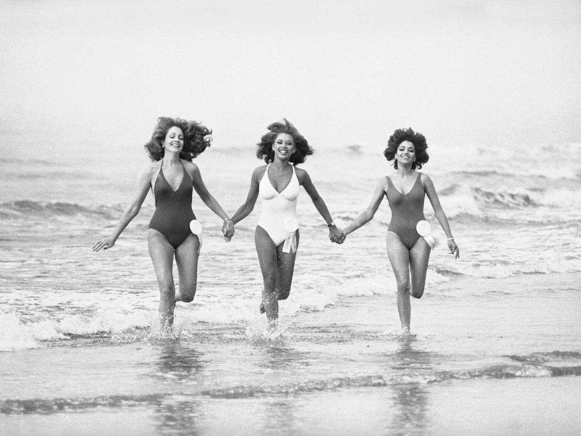 ונסה וויליאמס (במרכז) עם מתמודדות נוספות בתחרות מיס אמריקה, 1983