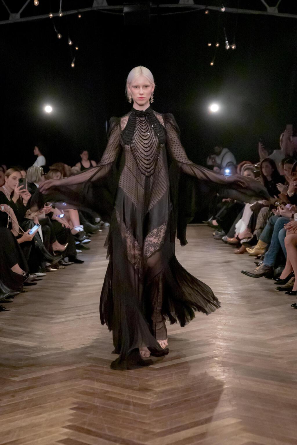 תצוגת האופנה של ויוי בלאיש, 2023