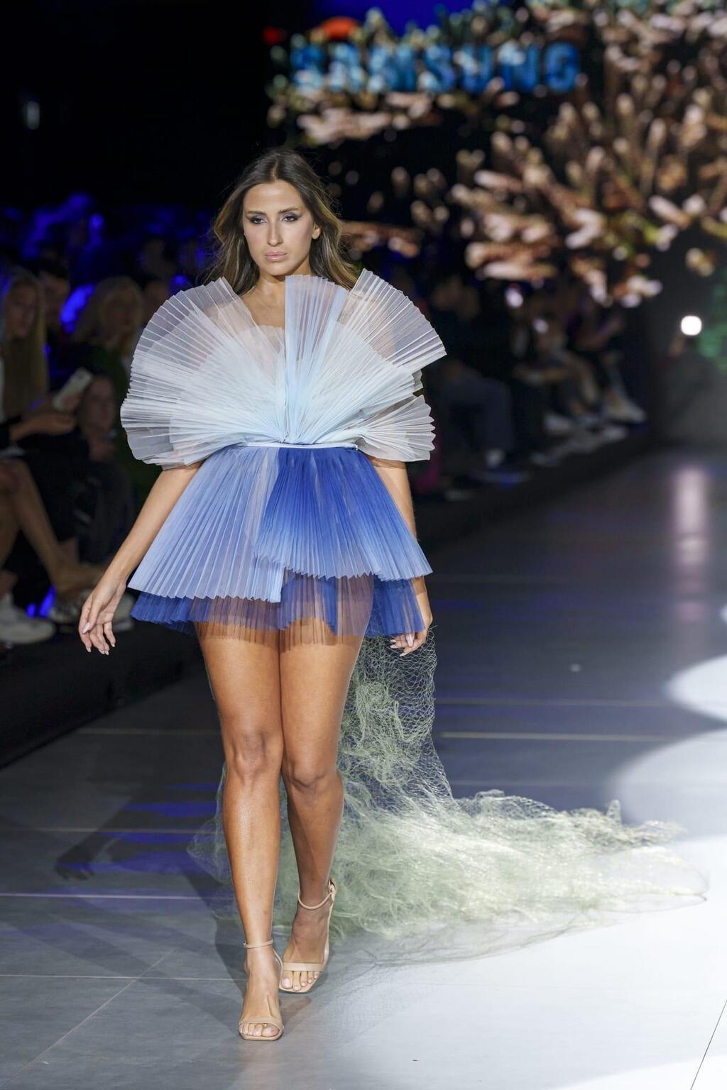 ספיר קשתי בעיצוב של סתיו אופמן בתצוגה של סמסונג בשבוע האופנה קורנית תל אביב 2023
