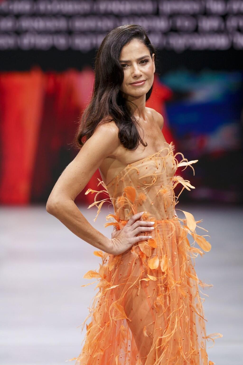 סנדי בר בשמלה של המעצב דילן פריינטה בתצוגת "יום ההשראה" בשבוע האופנה קורנית תל אביב 2023
