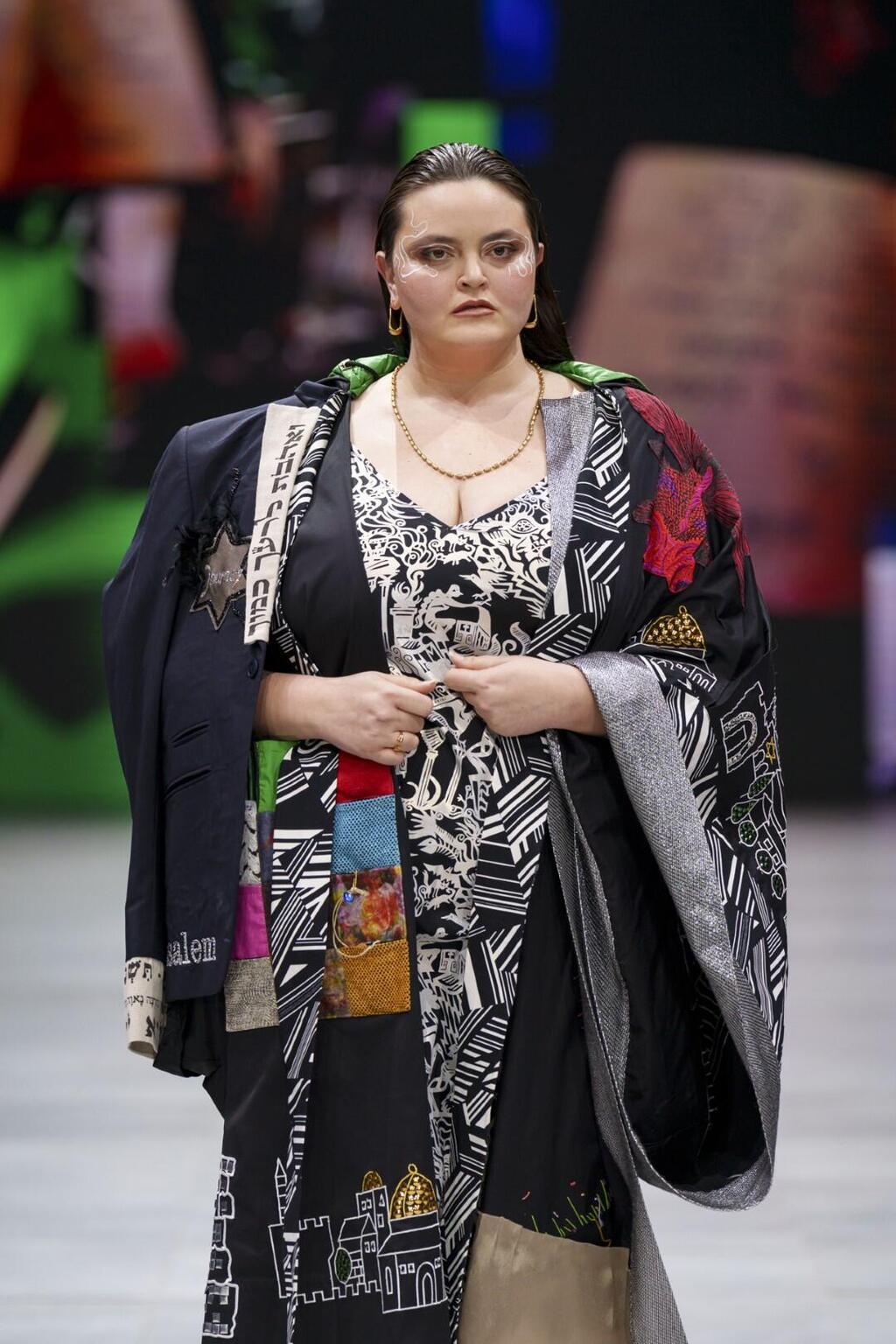 דפנה שילון מדגמנת את שמלת המסעות בתצוגת "יום ההשראה" בשבוע האופנה קורנית תל אביב 2023