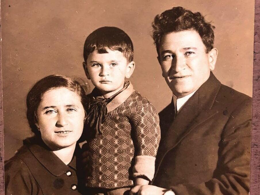 משפחת לויטן: יורי, עם הוריו, ולדימיר ומינה