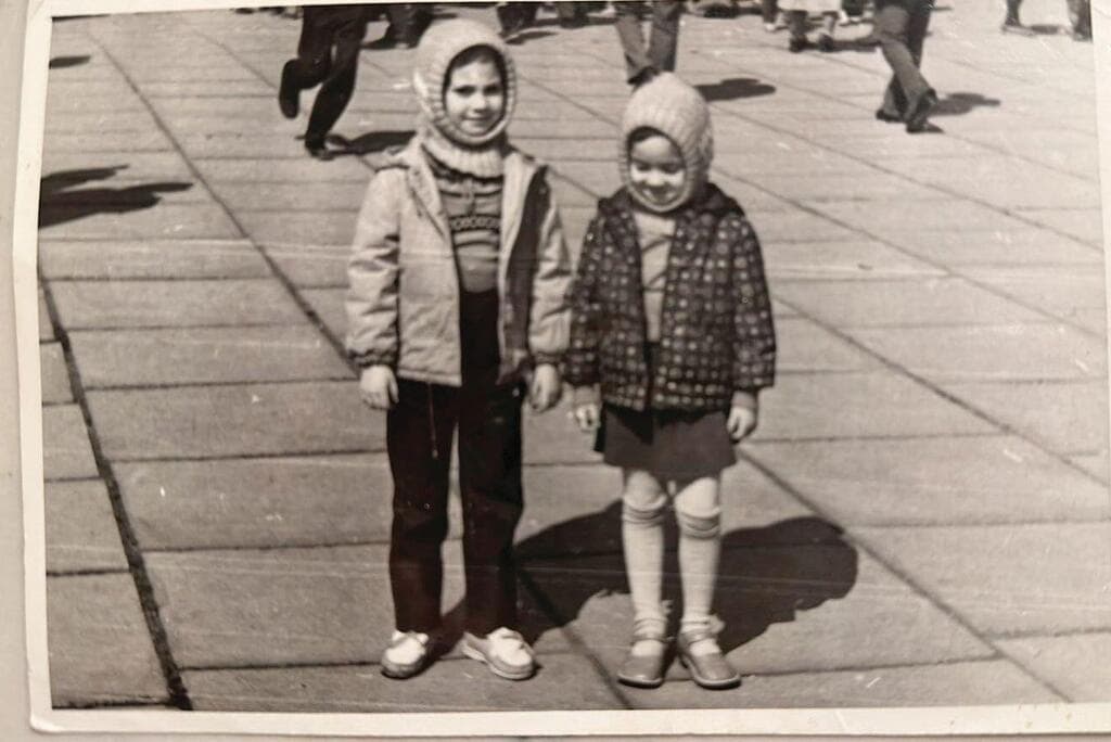 אנה (משמאל) ודינה ארונוב בילדותן