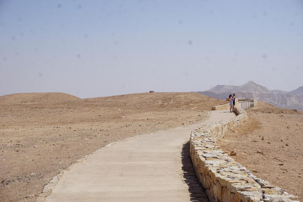 מראה מרשים של נחל צין. הטיילת בשדה בוקר (צילום: צביקה בורג) מראה מרשים של נחל צין. הטיילת בשדה בוקר