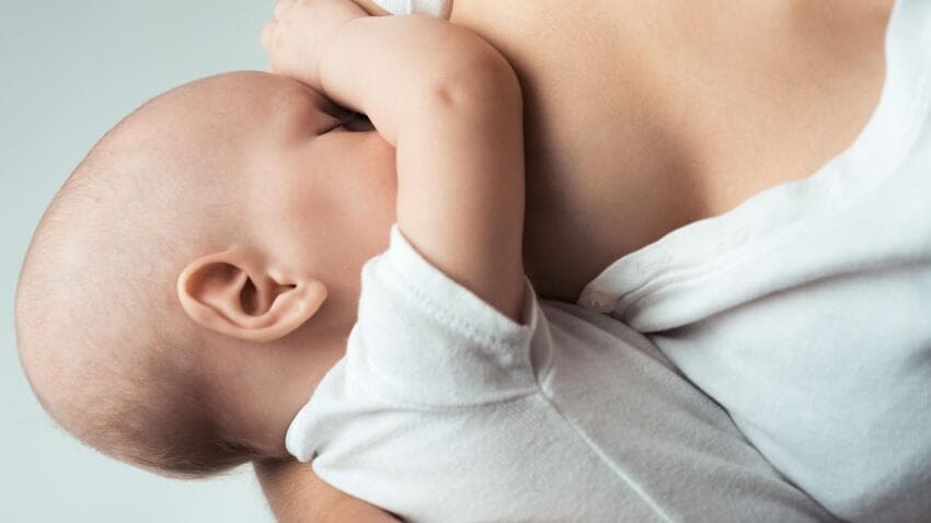 הופרך המיתוס שהנקה בלתי אפשרית למחלימות (צילום: shutterstock ) תינוק יונק