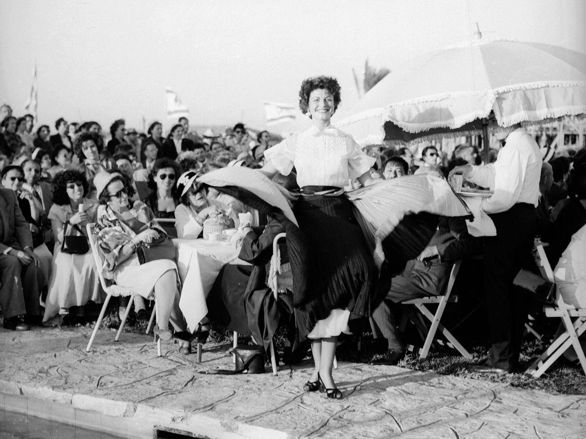 תצוגת אופנה בבריכת שחייה בתל אביב, 1952
