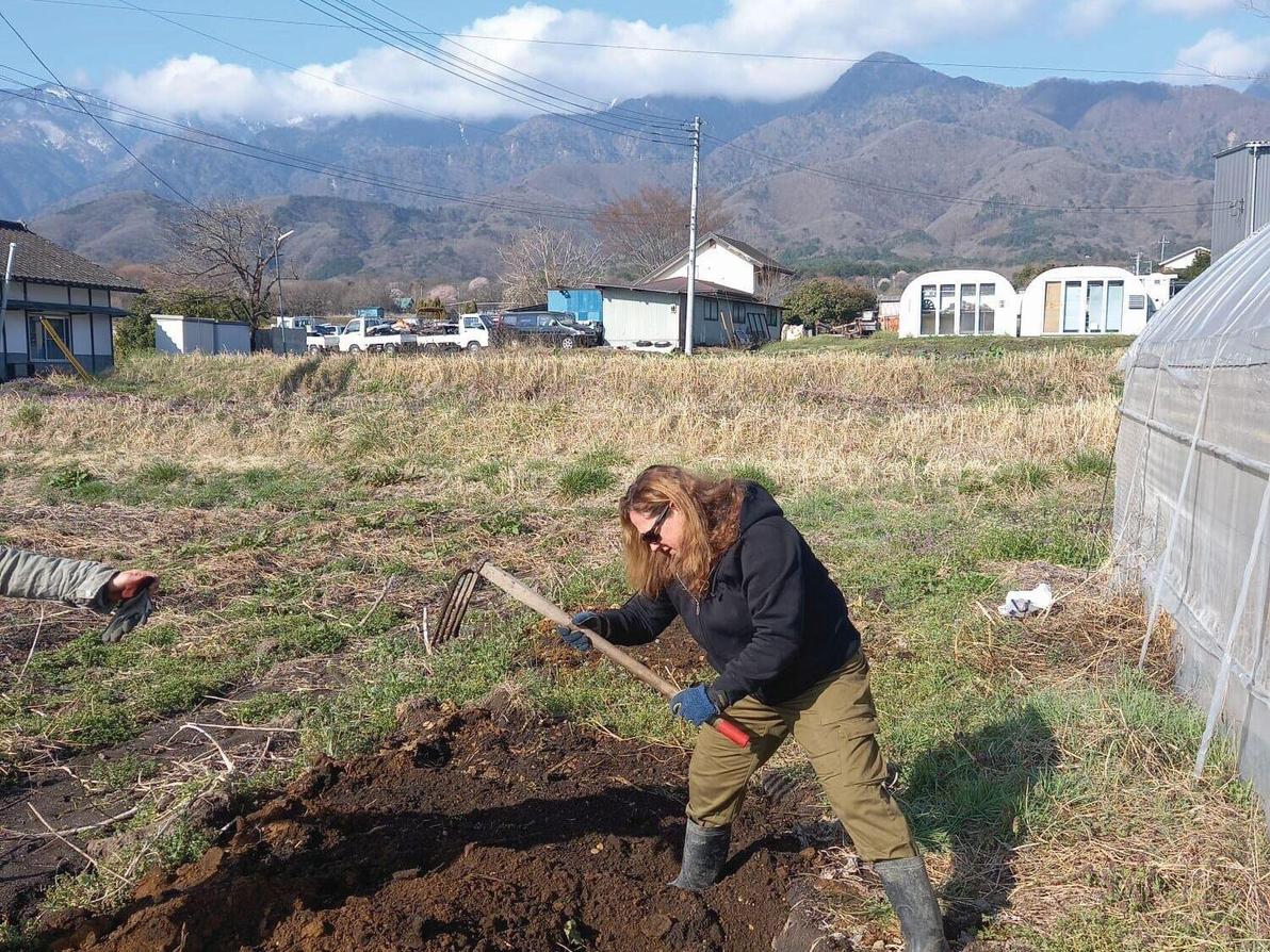 ריקי יעקבי מתנדבת בחווה חקלאית ביפן
