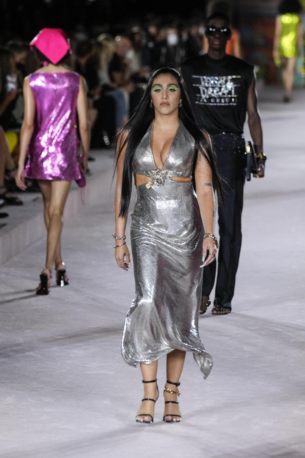 לורדס ליאון מדגמנת בתצוגת אופנה של ורסאצ'ה, 2021