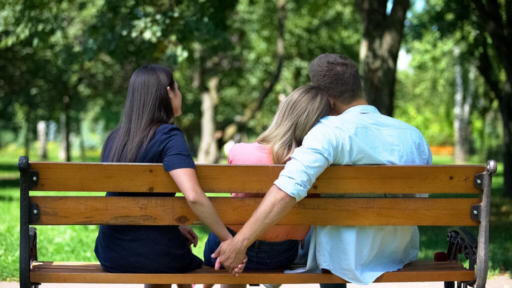 אילוסטרציה. "תוך כמה זמן התחלתי להרגיש שכבר אין לי שליטה על מה שקורה ביניהם" (צילום: Shutterstock) יחסים פוליאמורים