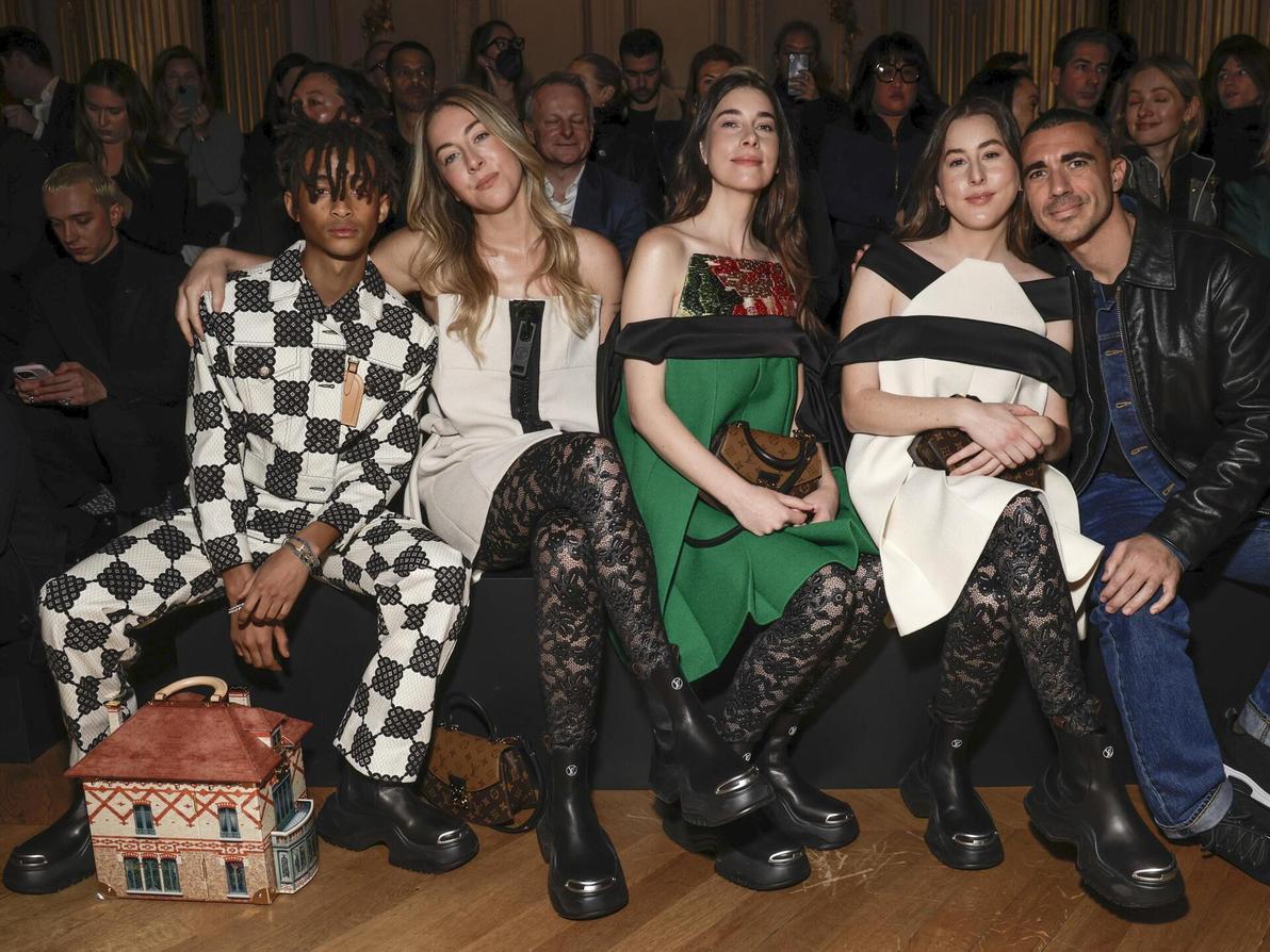 ג'יידן סמית' לצד האחיות חיים בתצוגת אופנה של לואי ויטון בפריז, 2023