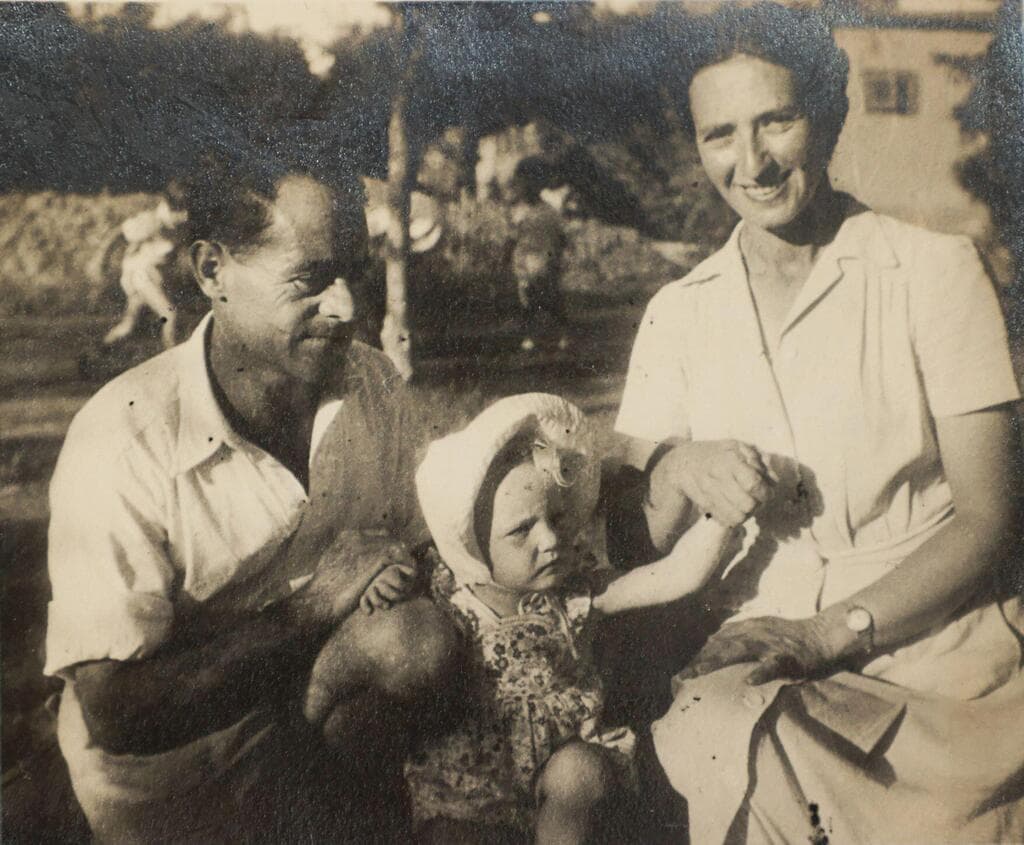 מילמן עם הוריה המאמצים, חולדה ואליעזר רוזנפלד