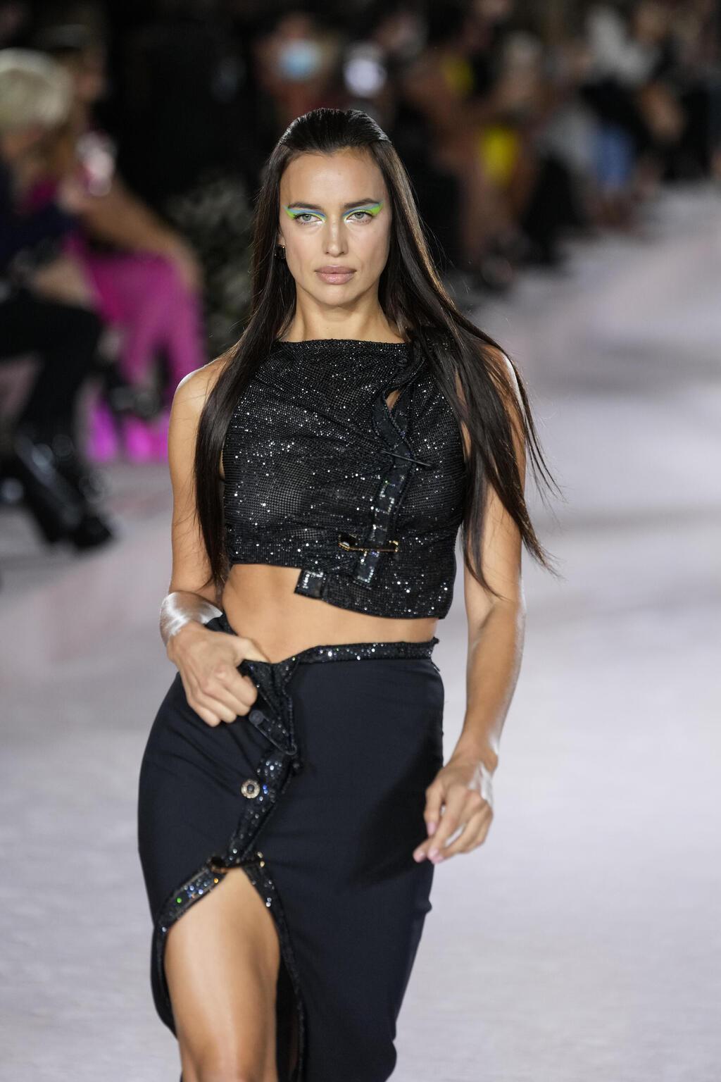 אירינה שייק מדגמנת בתצוגת אופנה של ורסאצ'ה, 2021