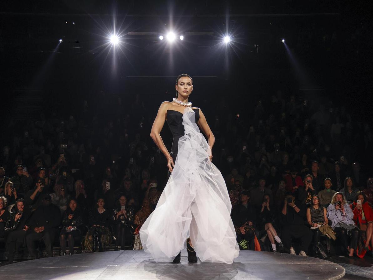 אירינה שייק מדגמנת בתצוגת אופנה של ויויאן ווסטווד, 2022