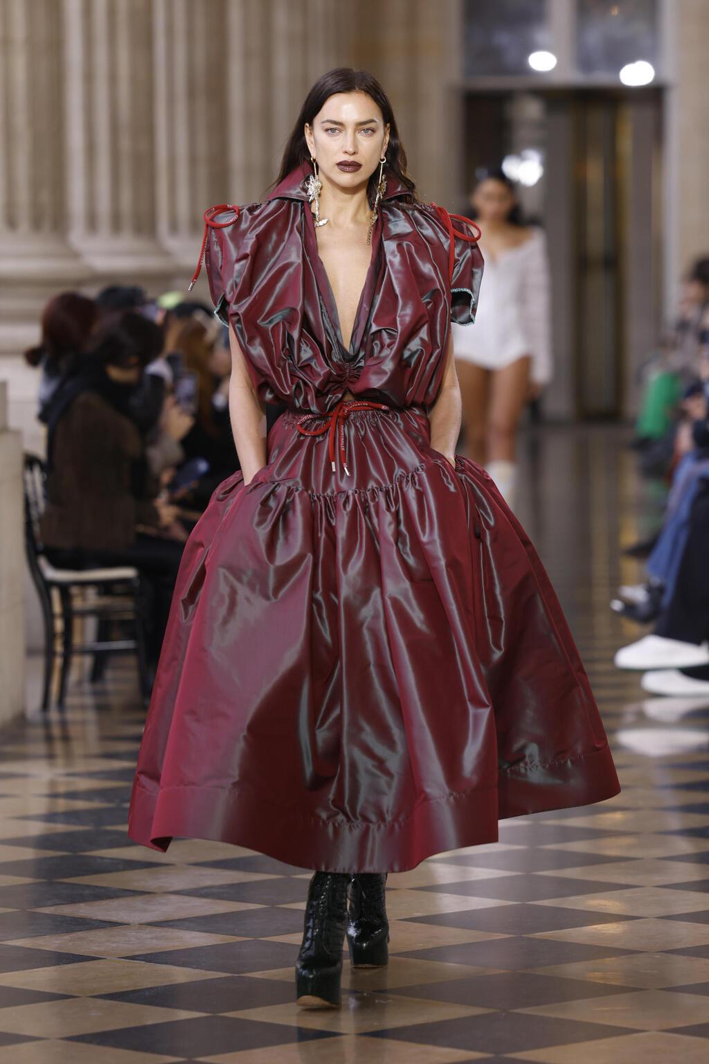 אירינה שייק מדגמנת בתצוגת אופנה של ויויאן ווסטווד, 2023