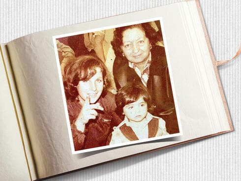 רותם אבוהב בילדותה עם אמא וסבתא שלה. "התמונה מטושטשת אבל הזיכרון צרוב חזק"