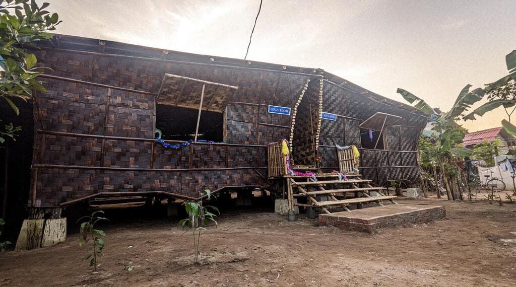 בית יתומים ל-30 ילדים, עשוי במבוק, חלק מפרויקט  Bamboo low-cost housing in Myanmar