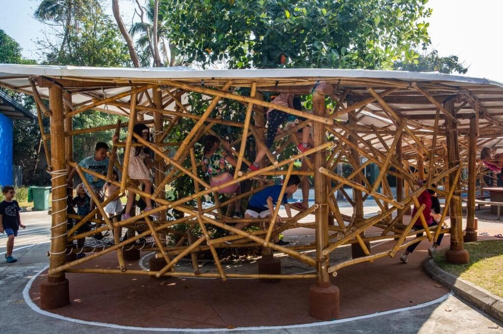 מגרש משחקים עשוי במבוק Bamboo jungle - בנייה מהירה וזולה במיאנמר
