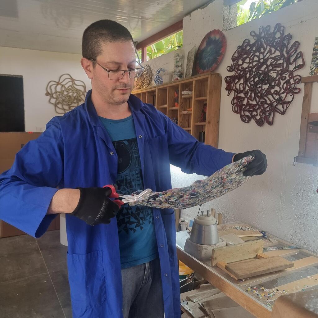 יצירה בשקיות פלסטיק ממוחזרות. יצירה לתלייה על הקיר או שאפשר להפוך לארנק, תיק, שעון ועוד (צילום: מיטל כץ) יצירה בשקיות פלסטיק ממוחזרות