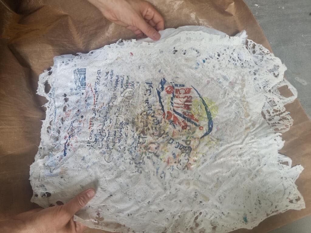יצירה בשקיות פלסטיק ממוחזרות