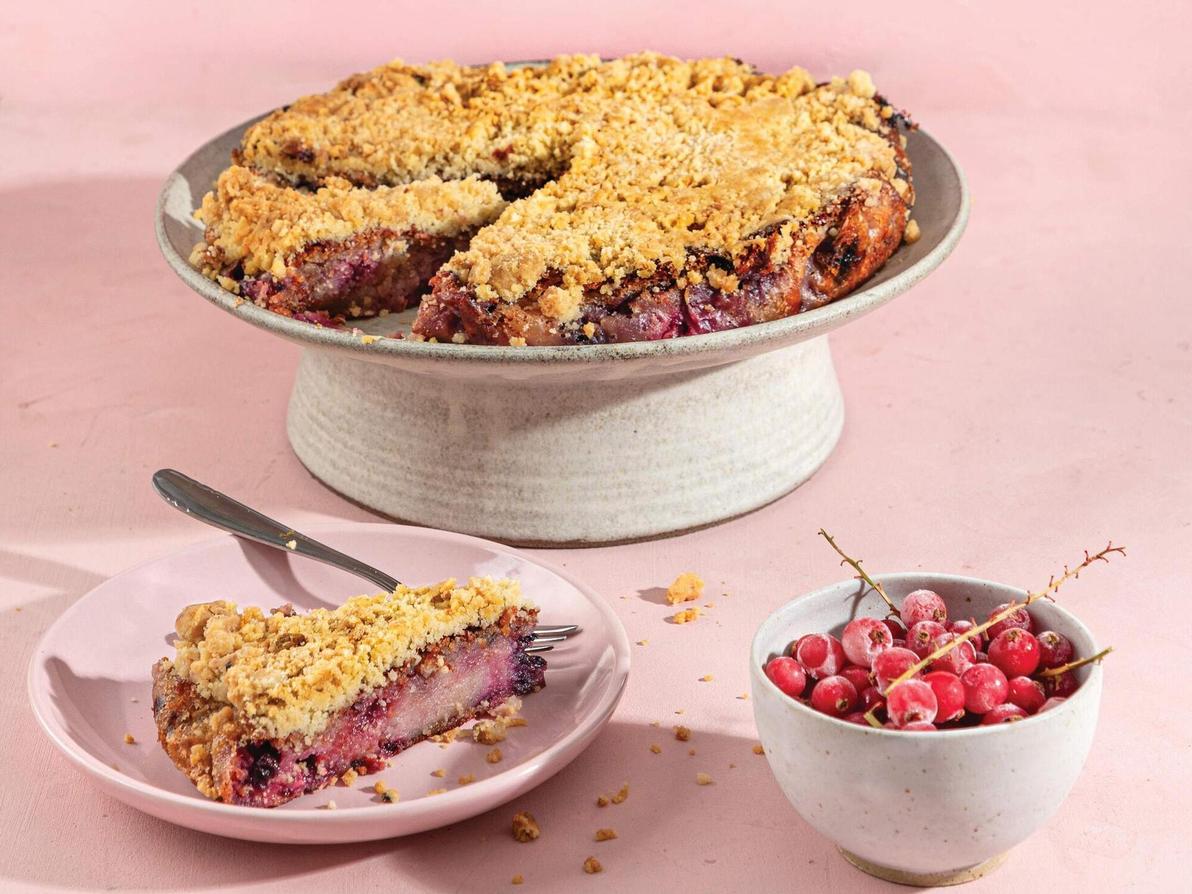 עוגה בחושה פירות אדומים ופירורים (צילום וסגנון: שרית גופן ) עוגה בחושה פירות אדומים ופירורים