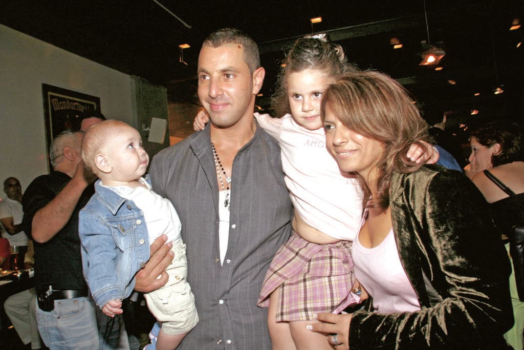 שלומי סרנגה עם אשתו לוזית והילדים עדן ודור, 2004 
