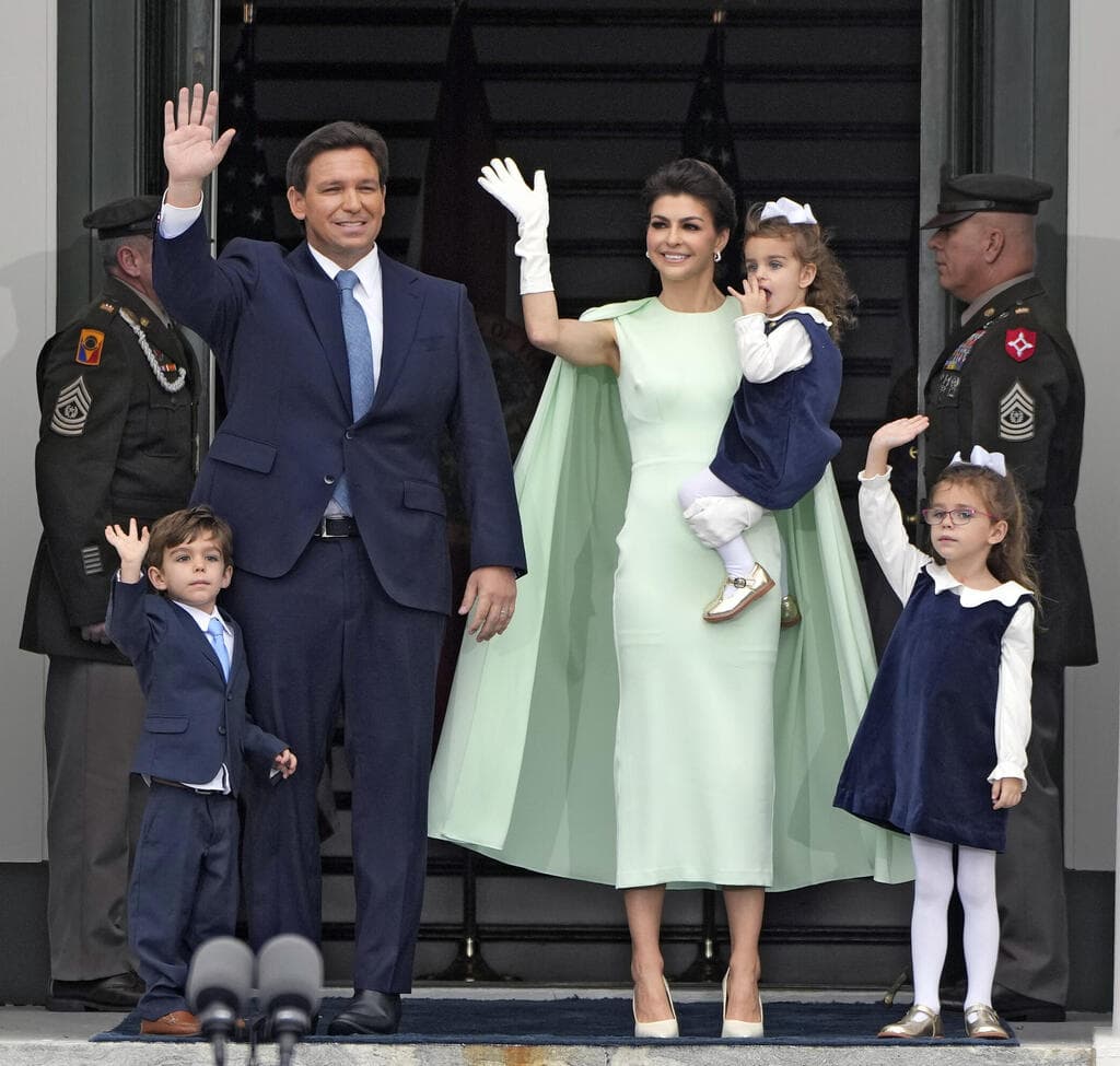 קייסי ורון דסנטיס עם ילדיהם, 2023