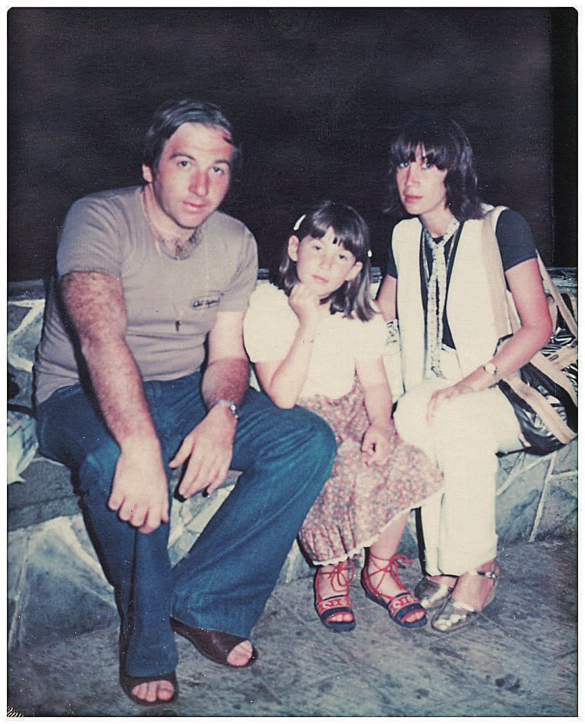 בילדותה, עם אביה, עו"ד אבי פילוסוף, ואמה, תמרה פרומצ׳נקו