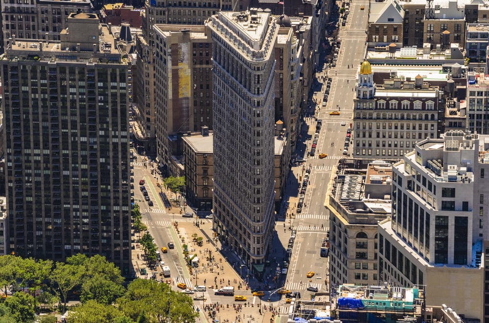 Flatiron Building בניו יורק. נחשב גורד השחקים המודרני הראשון