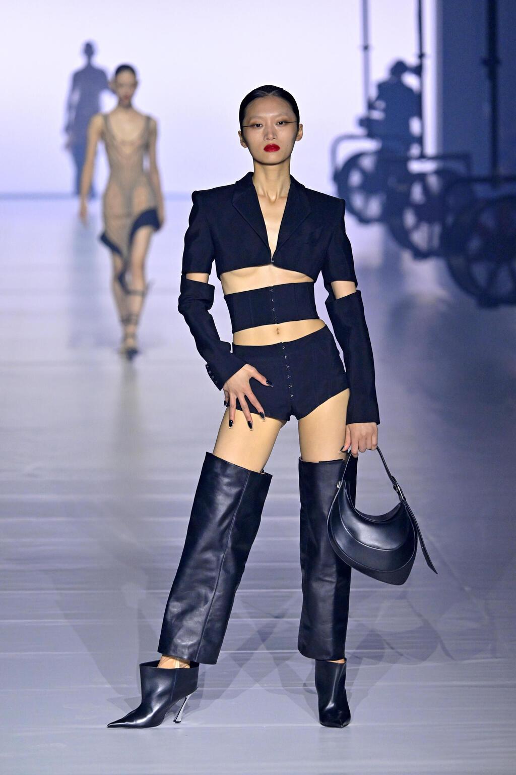 תצוגת אביב-קיץ 2024 של מוגלר (צילום: Kristy Sparow/Getty Images) תצוגת אביב-קיץ 2024 של מוגלר